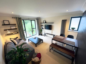 Modern and cozy 2-guest flat with gated parking, Kingston Upon Thames